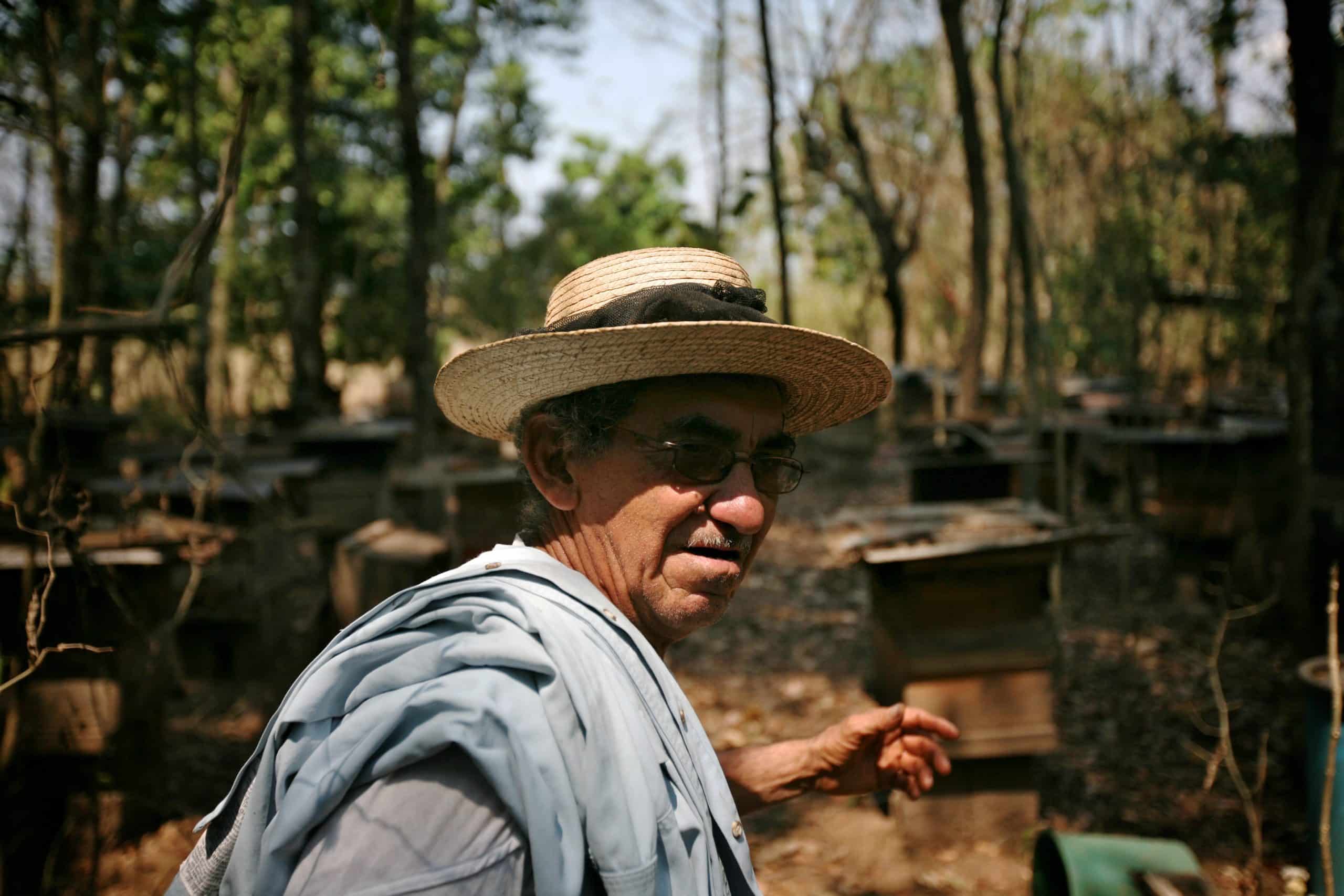 Frutalico Antonio Piedrasanta, productor-miembro de la cooperativa guatemalteca COPIASURO, entre sus 59 colmenas.