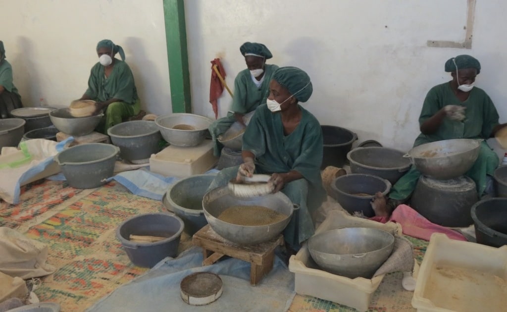 Empleados de La Vivriére preparando harina de mijo.