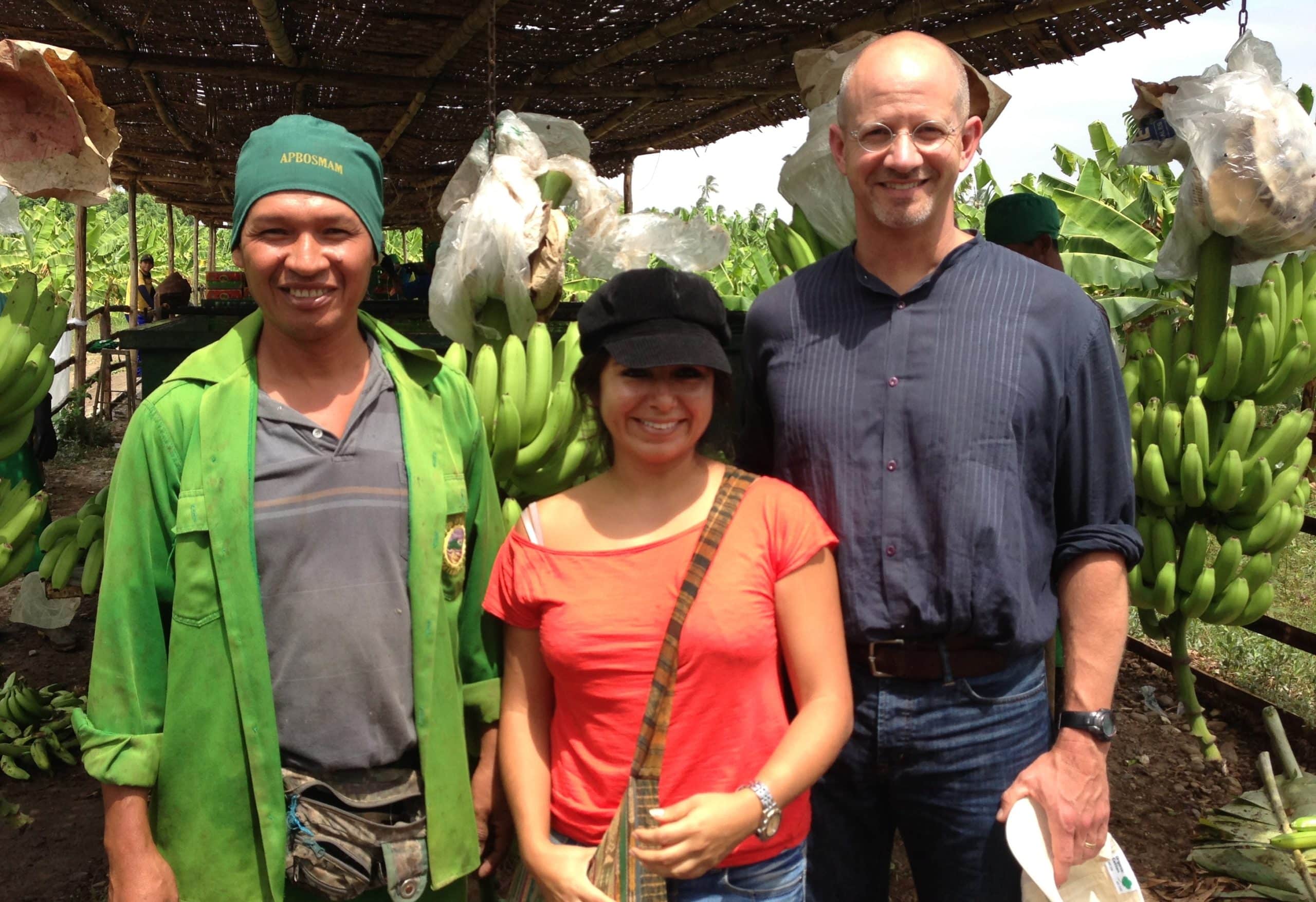 Cecilia Yáñez (centro) y el director general Willy Foote (derecha) con el productor de plátanos Apbosmam