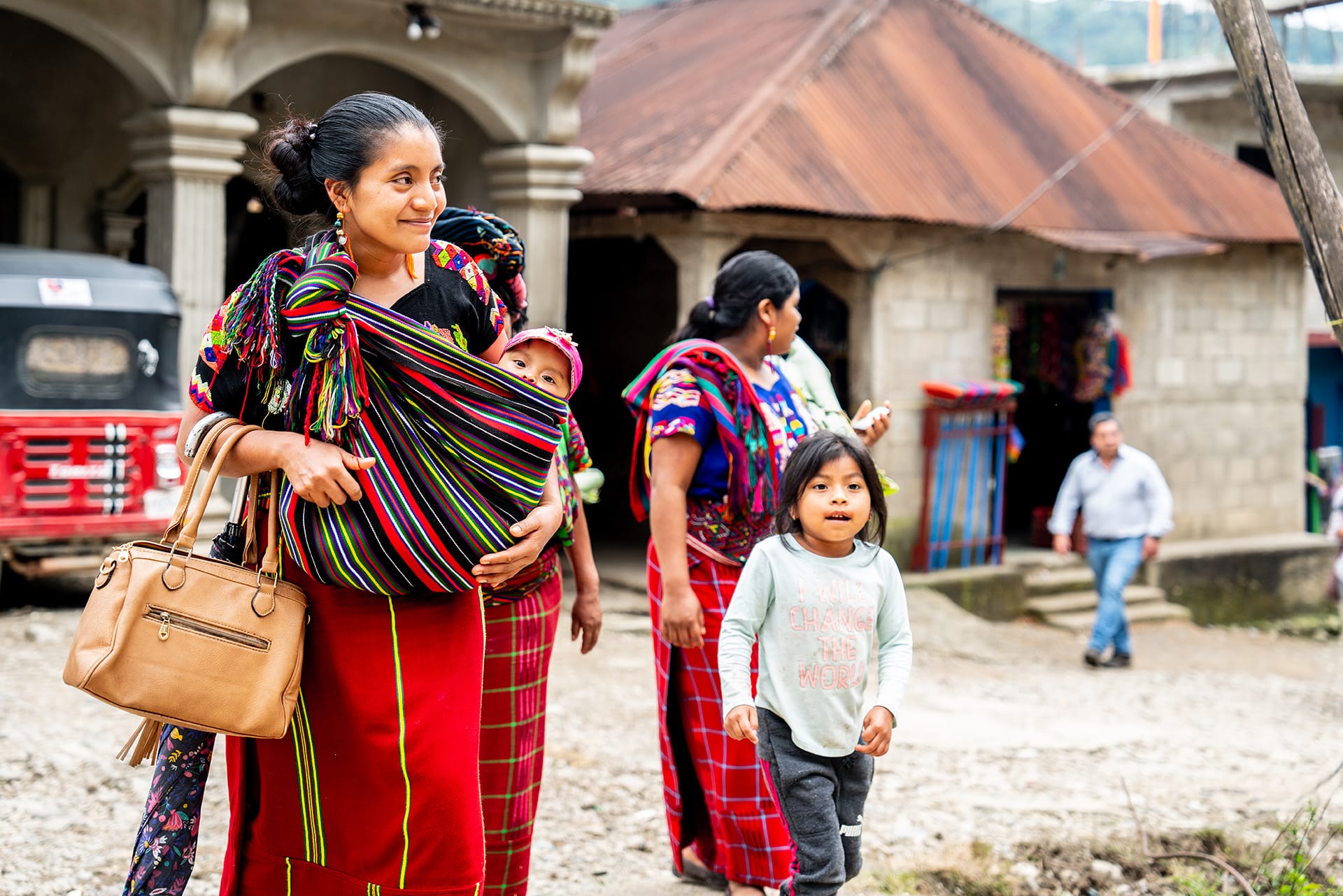 Una productora y sus hijos pasean por su comunidad en Guatemala. 